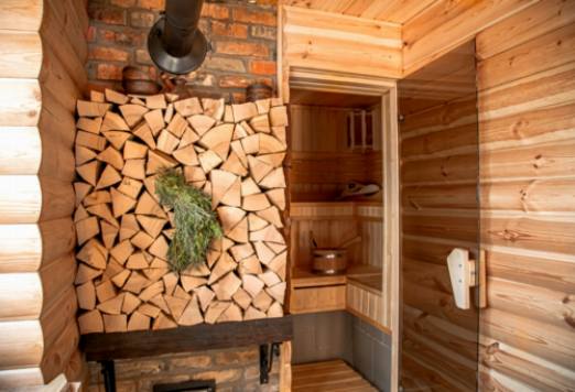 Como Selecionar o Tipo de Madeira Perfeito para a sua Experiência na Sauna